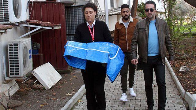 بالفيديو : فتاة سورية تفقد مولودتها بعد ولادتها على قارعة الطريق بتركيا