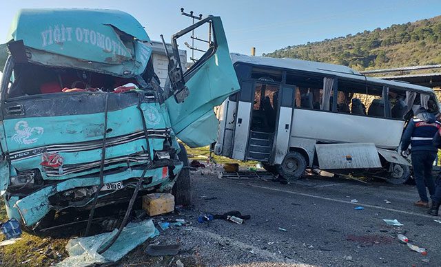 مصرع 4 مواطنين واصابة 8 اخرين في حادث مروع بأزمير