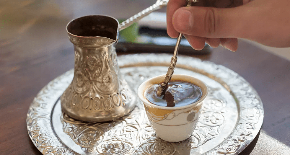 عادة شائعة تحول القهوة إلى كارثة... احذر هذا الأمر