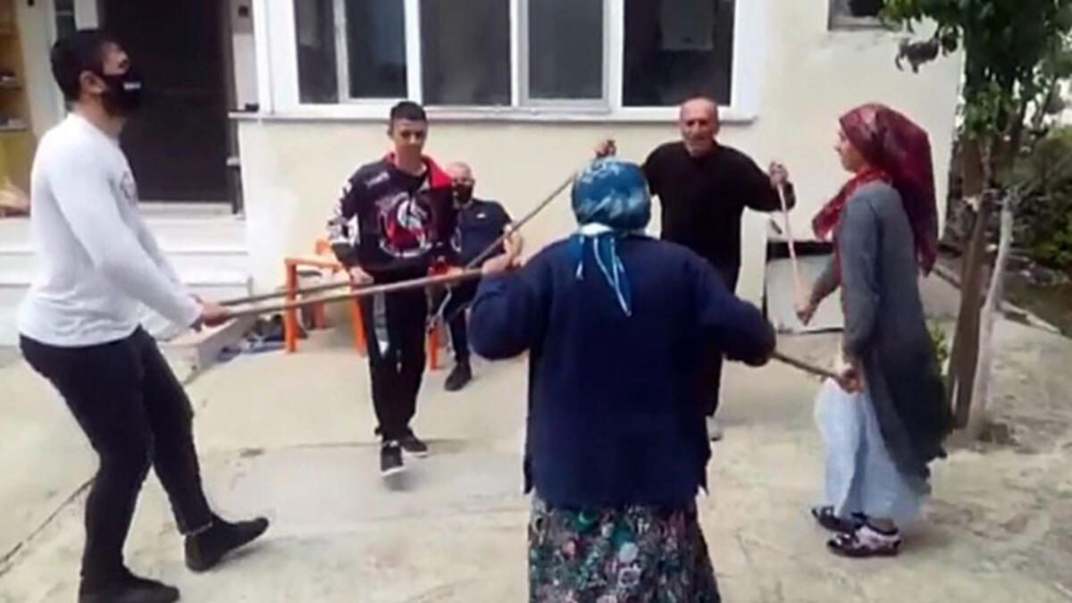 بطريقة غريبة ... عائلة تركية ترقص الدبكة الشعبية مع مراعاة المسافة الإجتماعية (فيديو)