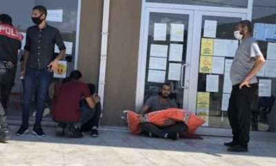 تركيا... مشهد مؤثر.. أب سوري يجلس في الشارع محتضناً جثة طفله لساعات (فيديو)