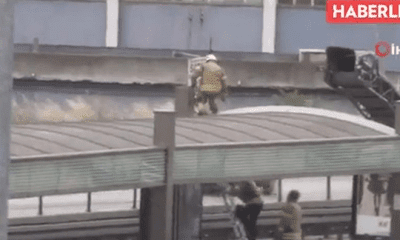 طفل أجنبي يتسلق محطة "المتروبوس" بإسطنبول ويعرّض حياته للخطر (فيديو)