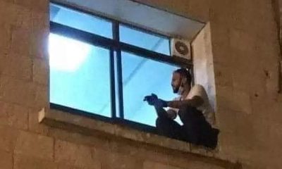 كان يتسلق جدار المشفى لمراقبتها.. صور مؤثرة لشاب فلسطيني ظل يتابع والدته المصابة بكورونا حتى ماتت