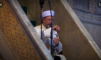 ما قصة السيف الذي حمله رئيس الشؤون الدينية التركية أثناء خطبة الجمعة في "أيا صوفيا" (فيديو)
