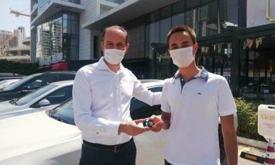 استاذ تركي يهدي سيارته الفارهة لطالبه بعد أن حقق المرتبة الأولى في الثانوية (فيديو)