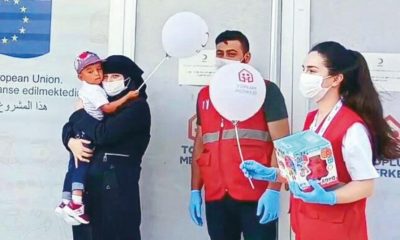 لحظات مؤثرة.. لقاء أم سورية بطفلها بعد عام ونصف على فراقه نتيجة إصابتها بقصف وهي حامل (صور)