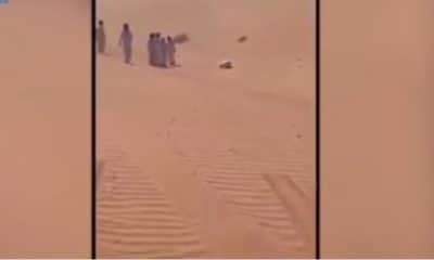 شاهد لحظة العثور على مواطن سعودي متوفَّى بالصحراء وهو في وضعية السجود (فيديو)