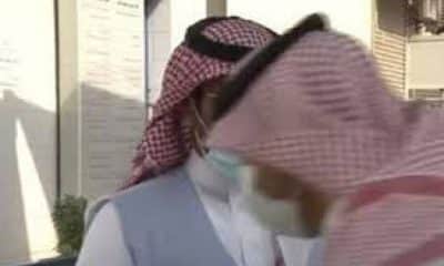 مراسل سعودي يسقط على الهواء مباشرة (فيديو)