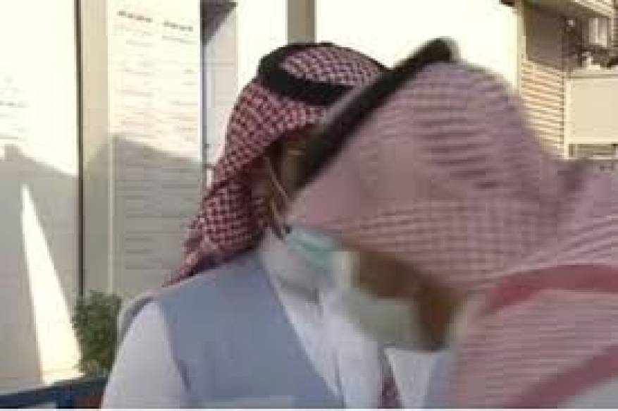 مراسل سعودي يسقط على الهواء مباشرة (فيديو)