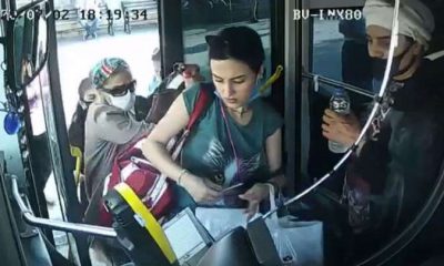 سرقة محفظة سيدة داخل حافلة عامة في منطقة بيليك دوزو باسطنبول (فيديو)