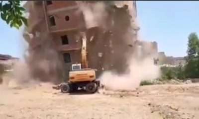 مصر.. انهيار عقار كبير على حفارة ونهاية غير متوقعة للسائق (فيديو)