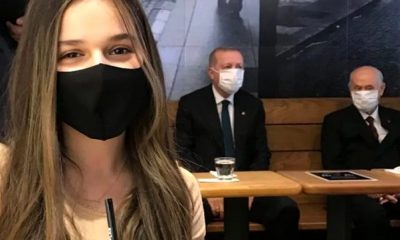 صورة "سيلفي" عفوية لشابة تركية تشعل مواقع التواصل