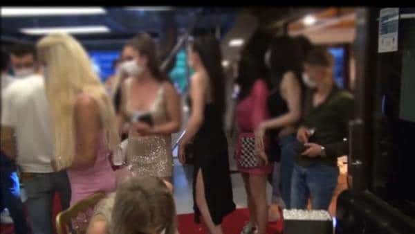 إسطنبول...مخالفة 49 شخصًا على متن قارب سياحي بـ 154 ألف ليرة (فيديو)