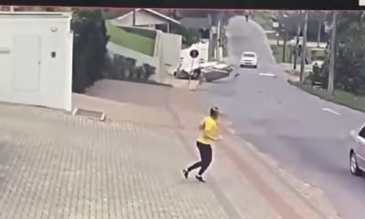 شاهد ردة فعل هذه المرأة بعد سقوط طائرة خلفها في شارع مليء بالسيارات (فيديو)