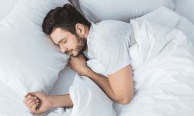 هذا ما يفعله النوم على البطن بصحتك.. احترس
