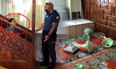 فتاة تركية تخرب مقتنيات مسجد وتحطم زجاجه (صور)