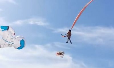 فيديو لطفلة علقت بطائرة ورقية ضخمة وارتفعت بها أمتاراً!