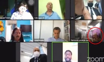 علاقة حميمة على المباشر.. "زوم" يوثق فضيحة من العيار الثقيل خلال اجتماع حكومي عن بعد (فيديو)