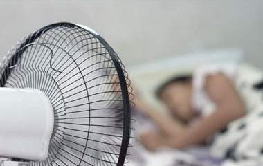 10 أضرار بسبب النوم تحت المروحة: جفاف ومرض وحساسية
