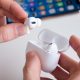 لا تريد أن تسمع ازعاج العالم حولك؟ إليك 6 طرق لتفعيل خاصية إلغاء الضجيج في سماعات AirPods Pro
