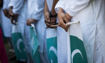 مئات الرجال يعتدون على فتاة باكستانية (فيديو)