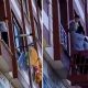 عامل ينقذ طفل من موت محقق في إسطنبول (فيديو)