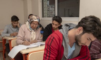 سيدة تركية تحقق حلمها بالدراسة الجامعية بعد 42 عاما من تركها