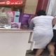 كويتيون يعتدون بالضرب على مصرى ويوثقون الواقعة (فيديو)