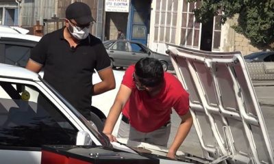 شاب تركي ابتكر اسلوباً مضحكاً لتشجيع الناس على لبس الكمامة (فيديو)