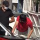 شاب تركي ابتكر اسلوباً مضحكاً لتشجيع الناس على لبس الكمامة (فيديو)