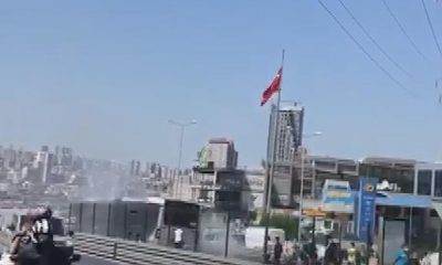 تصاعد الدخان من حافلة متروبوس غرب اسطنبول وإخلاء الركاب (فيديو)