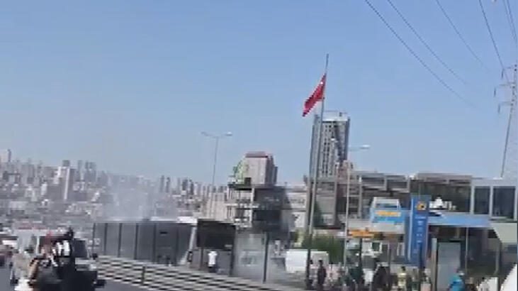 تصاعد الدخان من حافلة متروبوس غرب اسطنبول وإخلاء الركاب (فيديو)