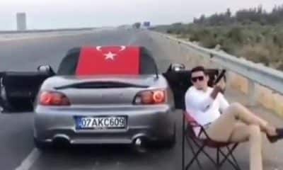 شاهد ماذا فعل هذا الشاب التركي وسط الطريق السريع