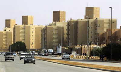 سعودي يخرج عن صمته ويعلق على فيديو لابنته وهي تصلي على الرصيف (شاهد)