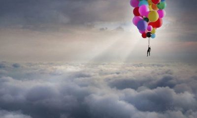 فيديو لأمريكي يُحلّق على ارتفاع 24 ألف قدم باستخدام بالونات فقط.. حقق أرقام مشاهدة قياسية