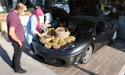 بعد لامبرغيني البطيخ...سيارة بالملايين تبيع الجوز في أنقرة (شاهد)