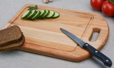 3 طرق لتنظيف لوح التقطيع الخشبي كي يبقى خالياً من الجراثيم