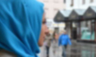 هاجمها وطالبها بالعودة إلى السعودية.. فيديو لمسن بريطاني يعتدي لفظياً على سيدة محجبة وطفلتها
