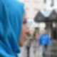هاجمها وطالبها بالعودة إلى السعودية.. فيديو لمسن بريطاني يعتدي لفظياً على سيدة محجبة وطفلتها