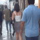 تحرش رجل بفتاة نهاراً وسط شارع الاستقلال في إسطنبول (فيديو)
