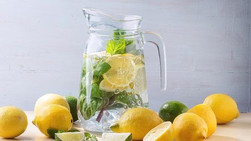 إنتبه 5 أضرار لشرب ماء الليمون صباحاً