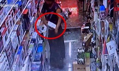 شاهد لحظة سرقة معدات إلكترونية أثناء تجول مجموعة داخل متجر في اسطنبول