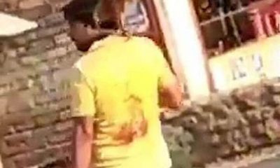في مشهد ثان.. هندي يقطع رأس زوجته ويسير به في الشارع