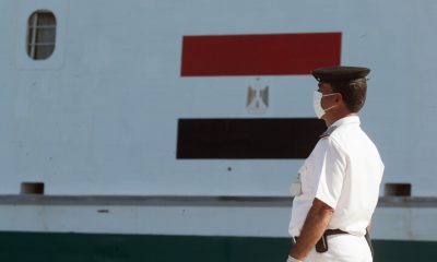 البحرية المصرية تنقذ مركبا يرفع العلم التركي في عمق المتوسط (صور)