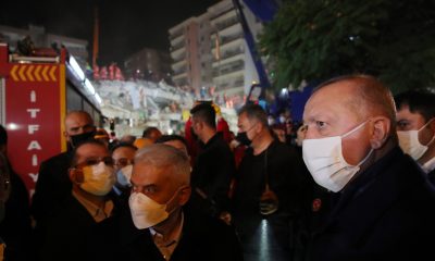 أردوغان يتفقد منطقة الزلزال في إزمير (صور)