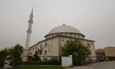 تركي يهدم مسجد في أسنيورت والمصلين يؤدون الصلاة فوق الأنقاض (فيديو)
