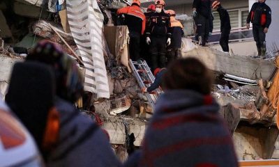 زلزال إزمير.. فرق الانقاذ تتواصل مع سيدة وأطفالها تحت الأنقاض