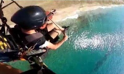 تركي يعزف الكمان في سماء أنطاليا