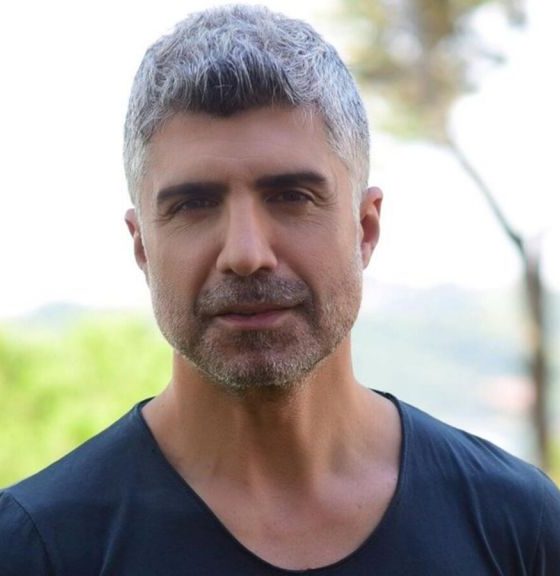 هل يمتلك المثل التركي أوزجان دنيز 20 منزلا؟