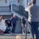 ترامب يشارك بحفل زفاف أثناء إعلان خسارته ويلتقط صوراً مع العروس (فيديو)